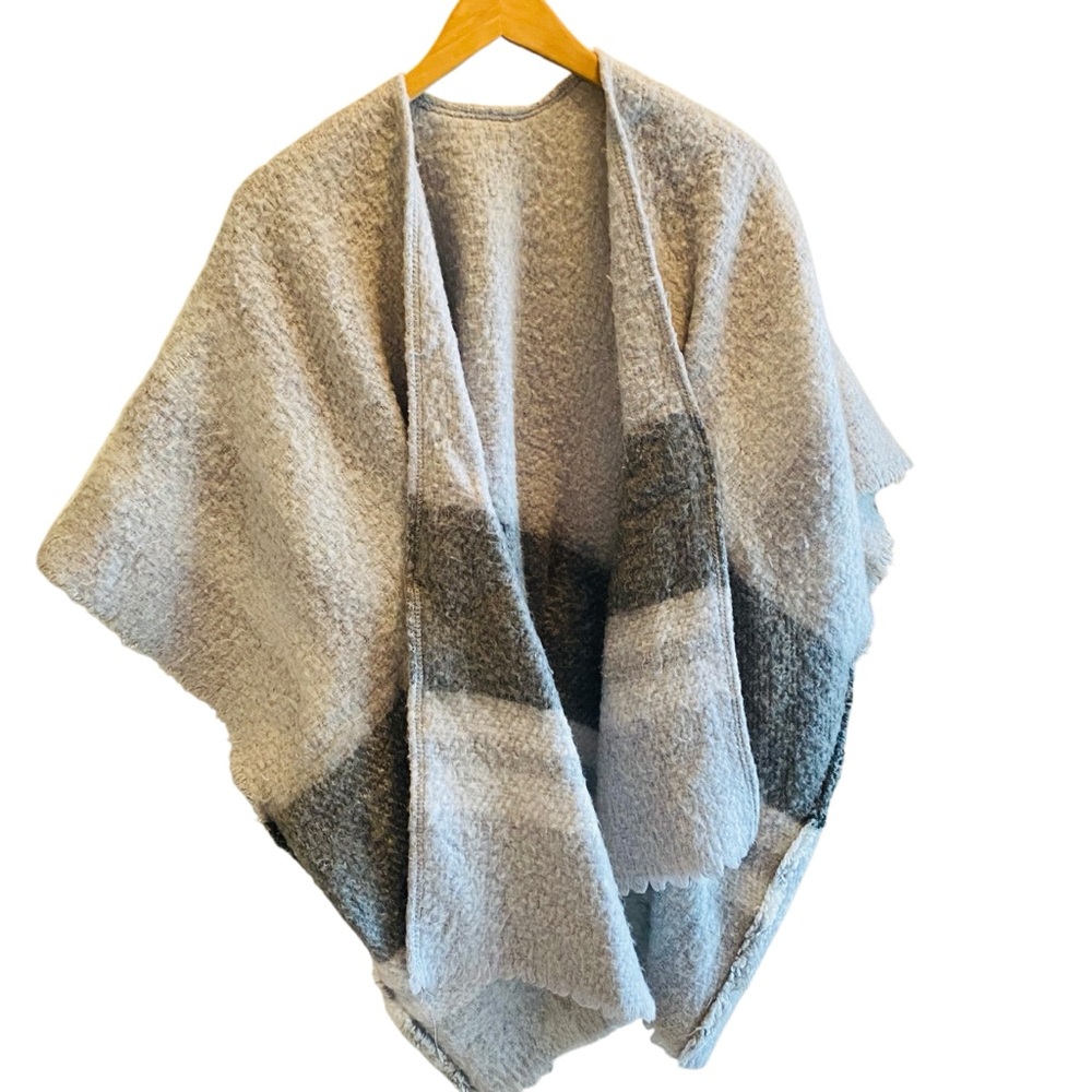 ⭐️ AERIE Gray Oversized Poncho - Picture 3 of 7